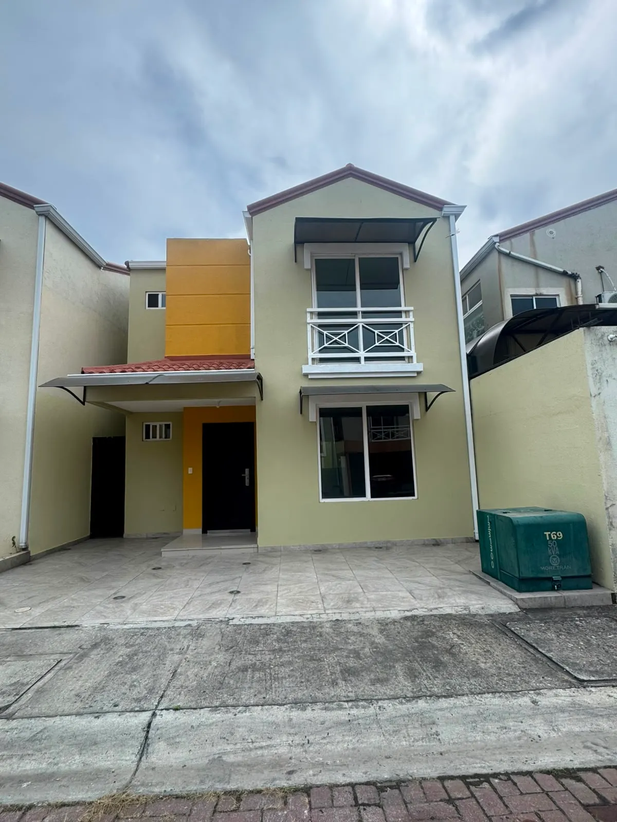 Casa en alquiler en , 4 dormitorios, 3 baños, 98 m², con piscina