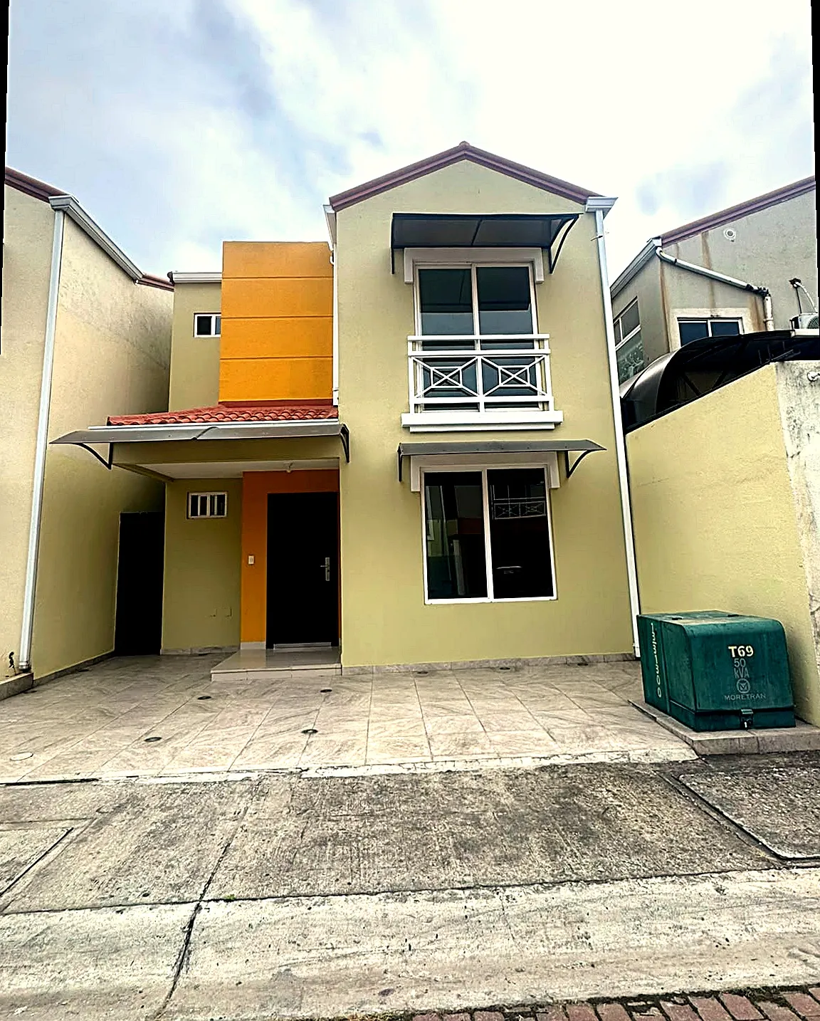 Casa en alquiler en , 4 dormitorios, 3 baños, 98 m², con piscina