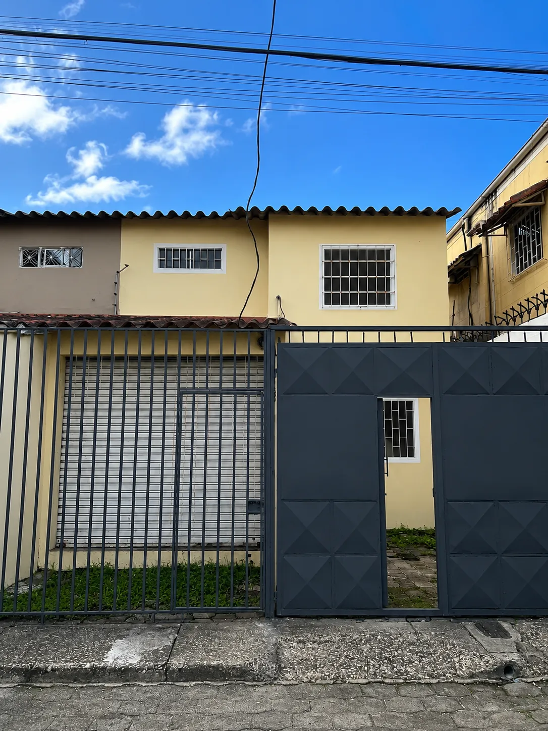 Casa en venta en Villa España con un local comercial, 3 dormitorios, 2 baños, 90 m²
