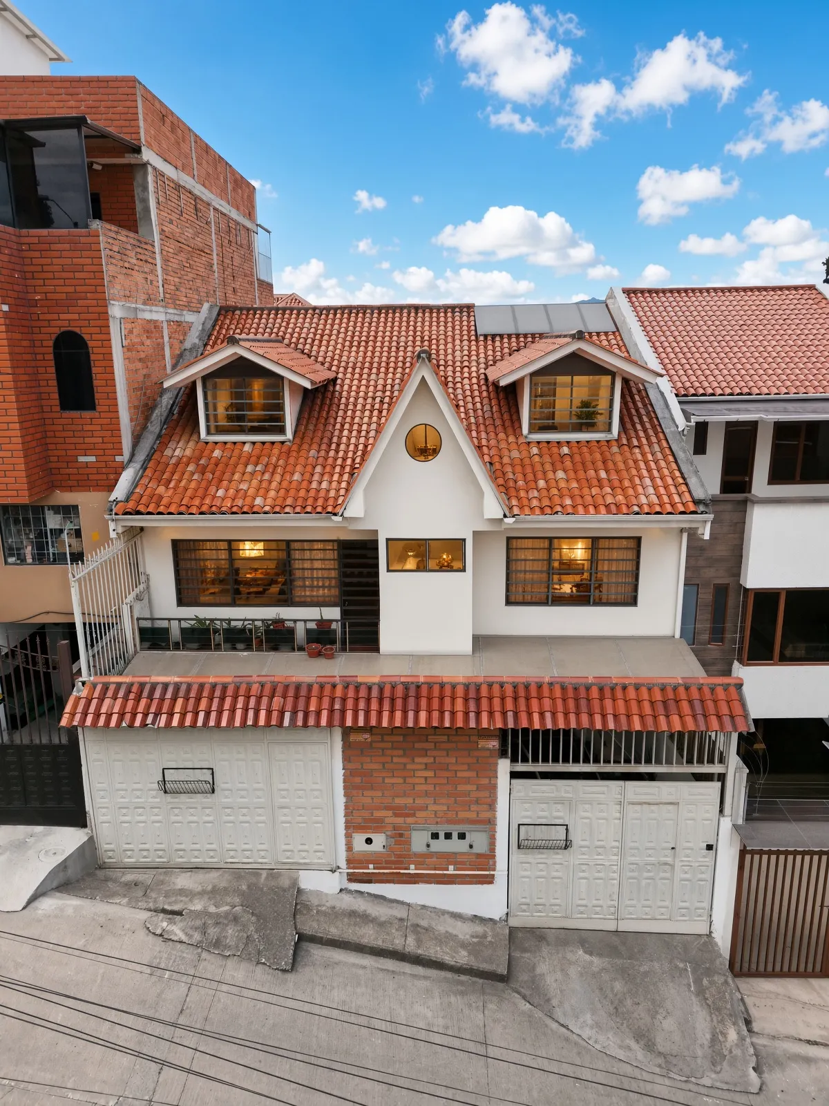 Casa en venta en Cuenca, Sector Universidad Católica, 8 dormitorios, 6 baños, 400 m²
