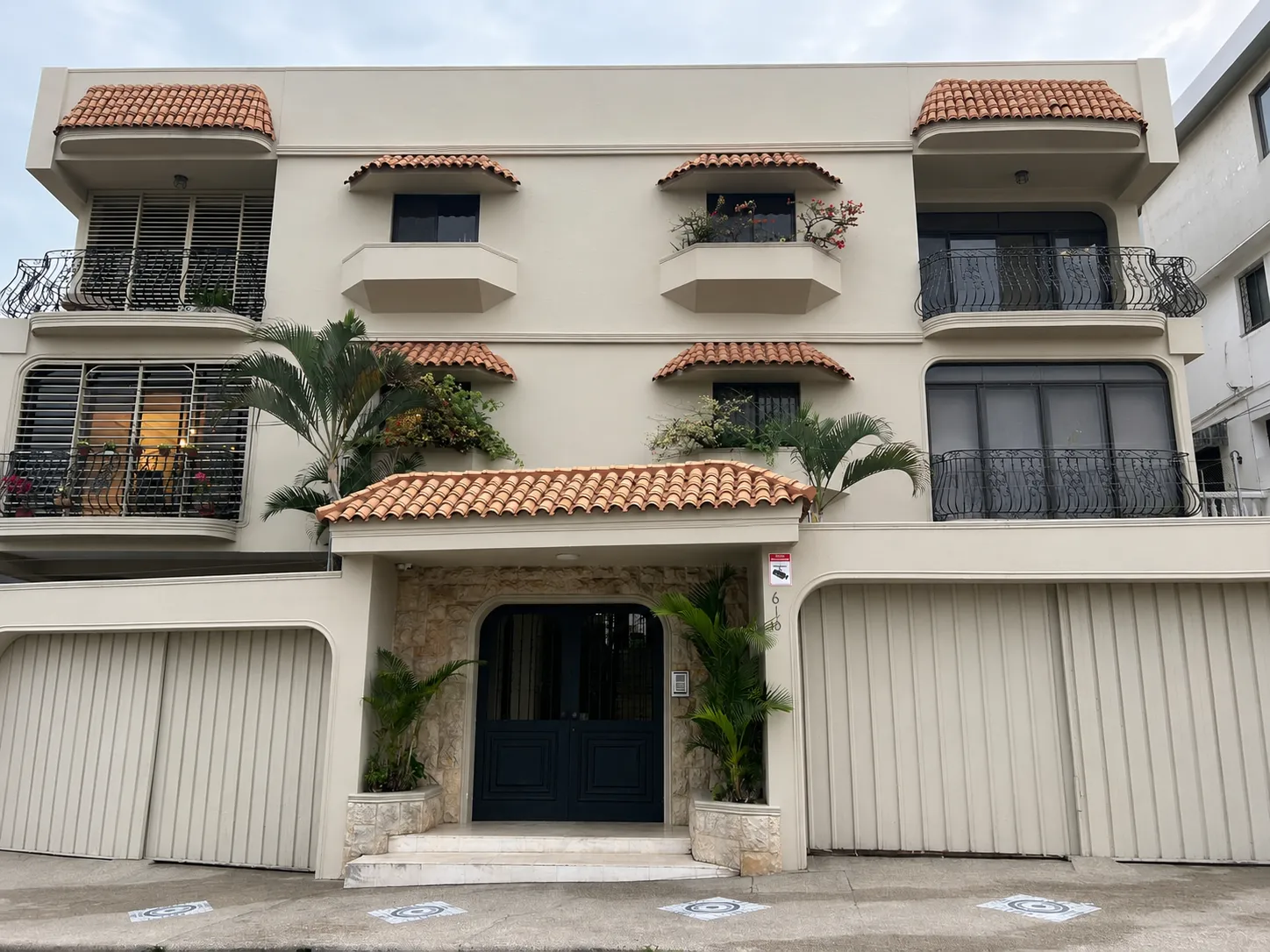 Departamento en alquiler en Guayaquil, Ceibos, 3 dormitorios, 2 baños, vista a calle tranquila