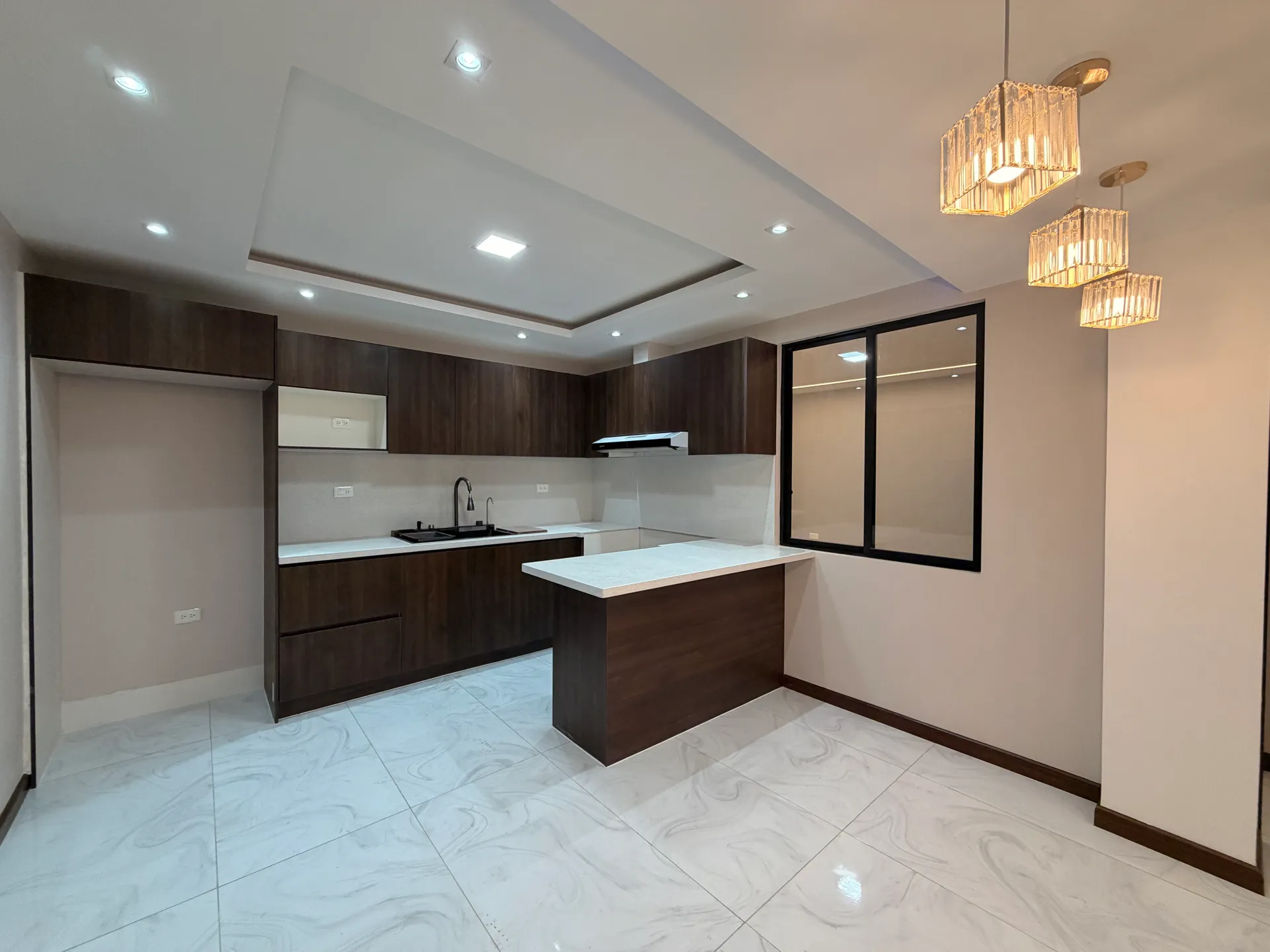 Departamento en alquiler en Cuenca, Miraflores, 3 dormitorios, 2 baños, vista a calle tranquila