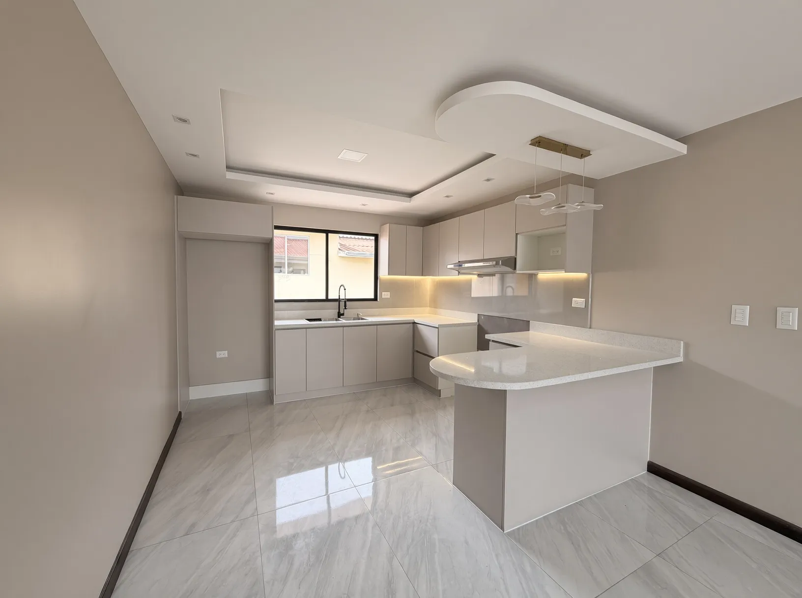 Departamento en alquiler en Cuenca, Miraflores, 3 dormitorios, 2 baños, vista a calle tranquila
