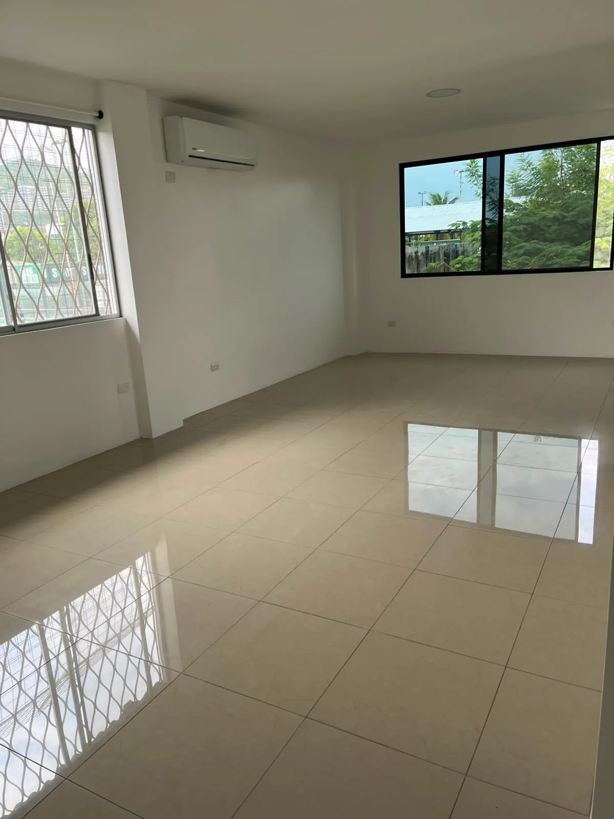 Departamento en alquiler en Guayaquil, Puerto Azul, 2 dormitorios, 2 baños, 90 m², vista a calle tranquila