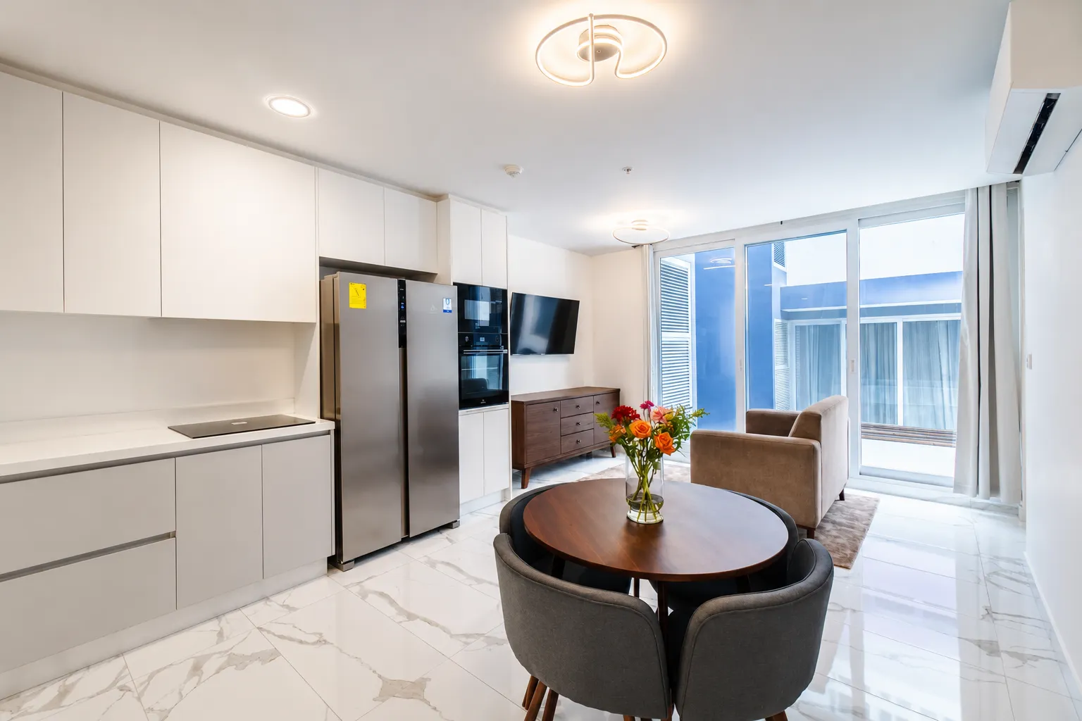 Departamento en alquiler en Guayaquil, Torres de la Costa, 2 dormitorios, 2 baños, 70 m², vista a calle tranquila