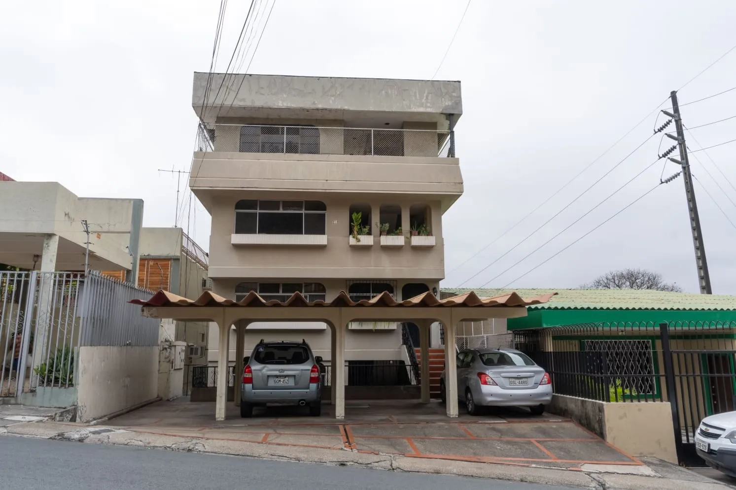Departamento en venta en Guayaquil, Ceibos, 4 dormitorios, 4 baños, 268.66 m², vista a calle tranquila