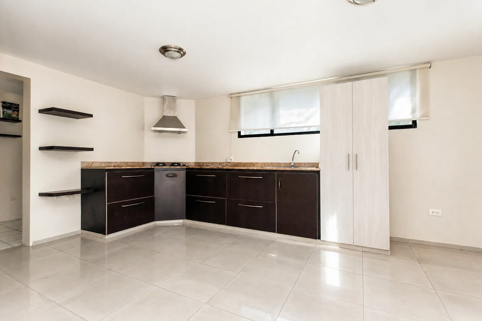 Departamento en venta en Guayaquil, Ceibos Norte, 2 dormitorios, 2 baños, 205.35 m², vista a calle tranquila