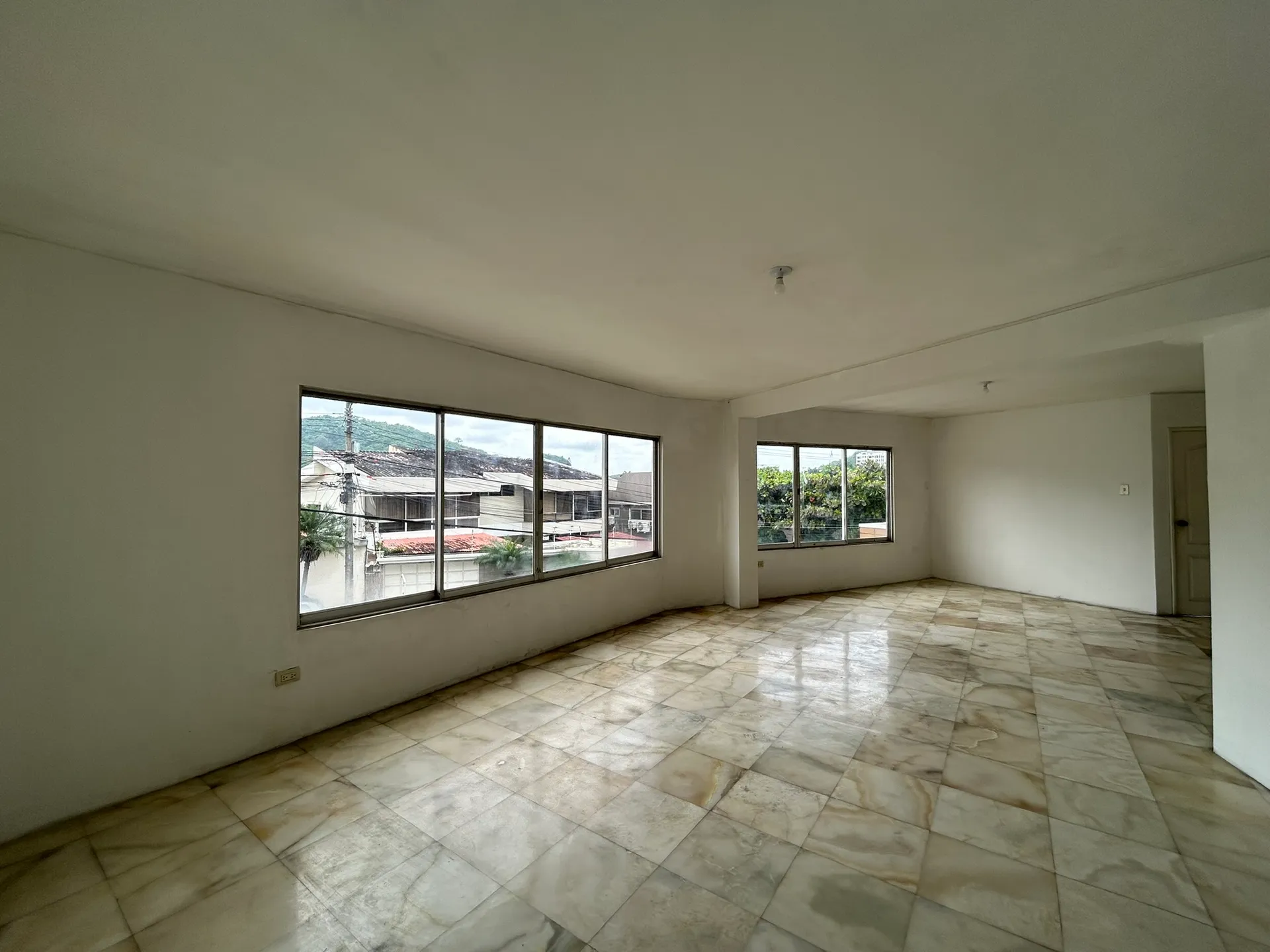 Departamento en venta en Guayaquil, Los Ceibos, 3 dormitorios, 2 baños, 246 m², vista a calle tranquila