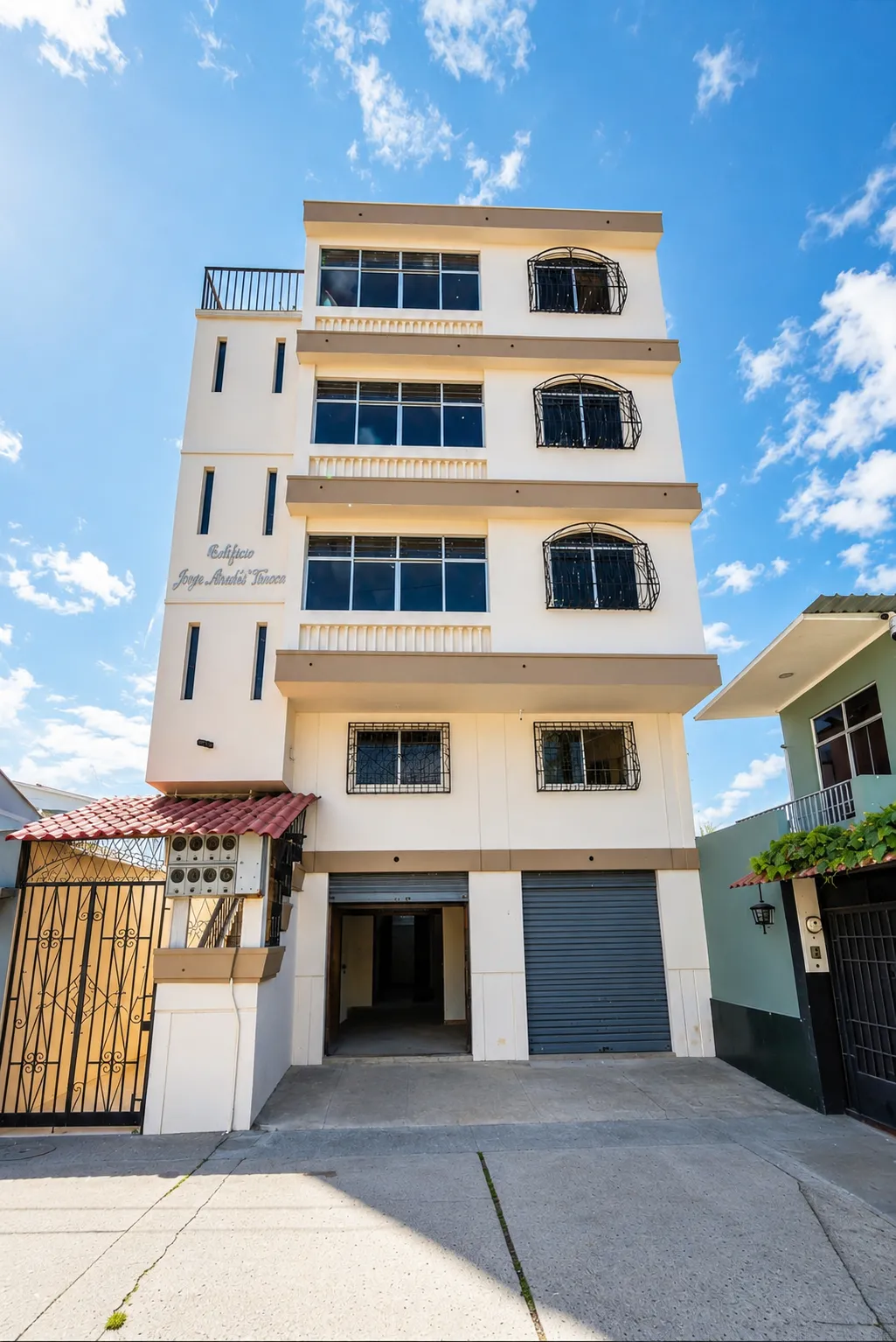 Edificio rentero en venta en Guayaquil, Juan Tanca Marengo, 330 m²