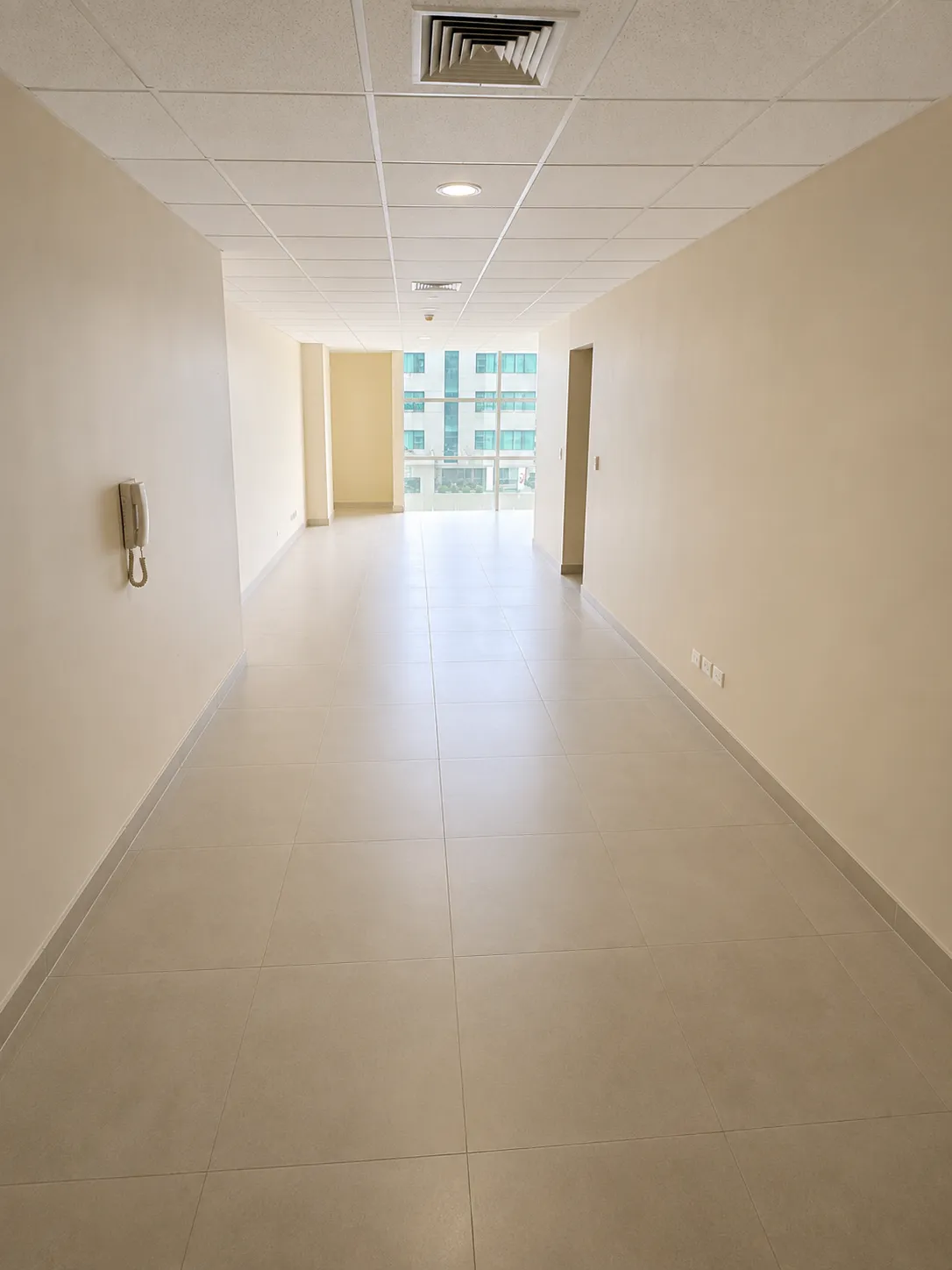 Oficina en alquiler en Guayaquil, Aeropuerto, 59.1 m², edificio premium, con rooftop
