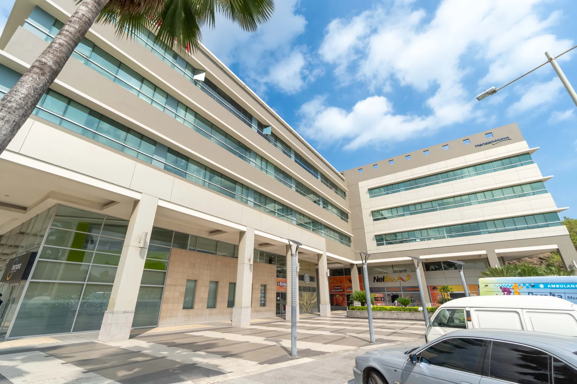 Oficina en alquiler en Guayaquil, Ciudad Colón, 93 m², edificio premium, con seguridad 24/7