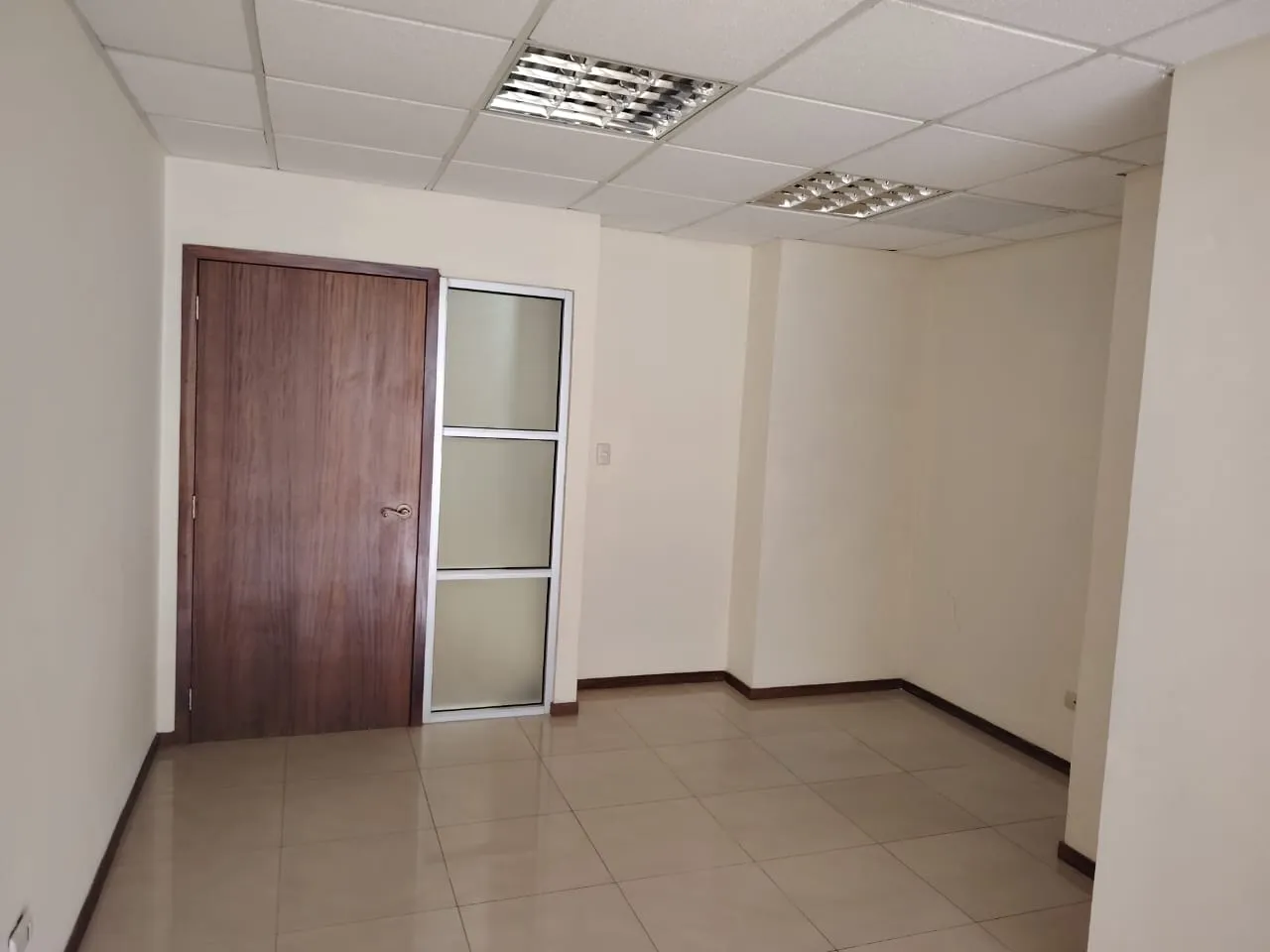 Oficina en alquiler en Guayaquil, Ciudad del Sol (Mall del Sol), 43 m², edificio premium, con seguridad 24/7