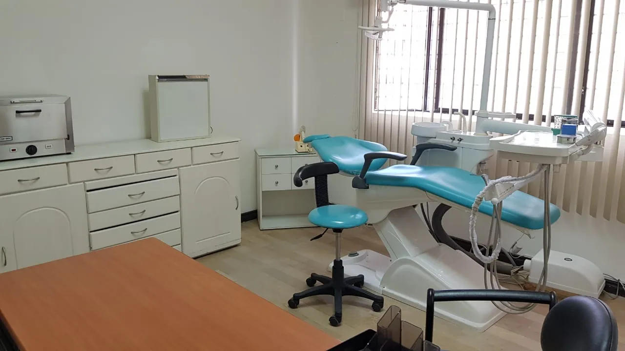 Consultorio semi amoblado en alquiler ubicado en Kennedy Norte – Foto 1