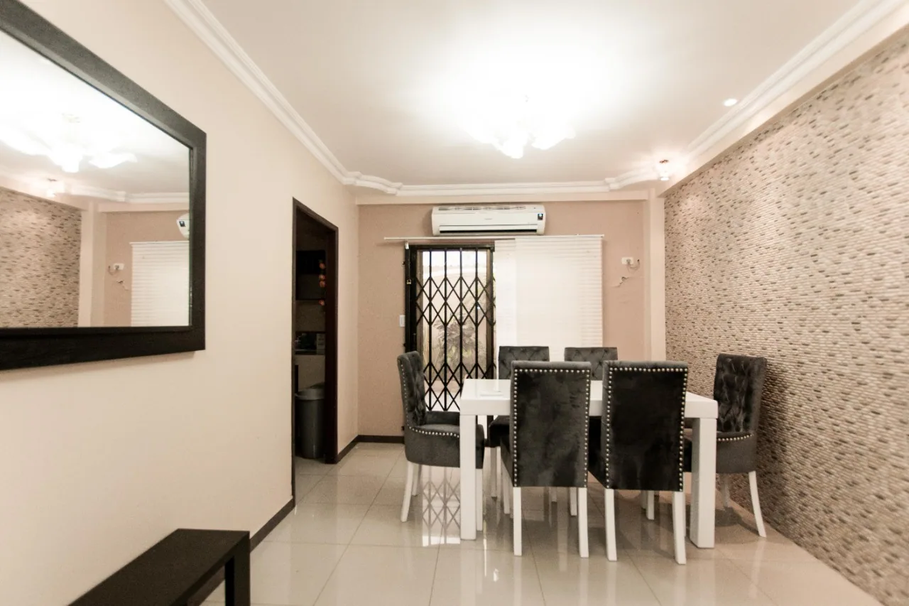 Casa de tres dormitorios en venta ubicada en la Urbanización La Joya – Foto 3