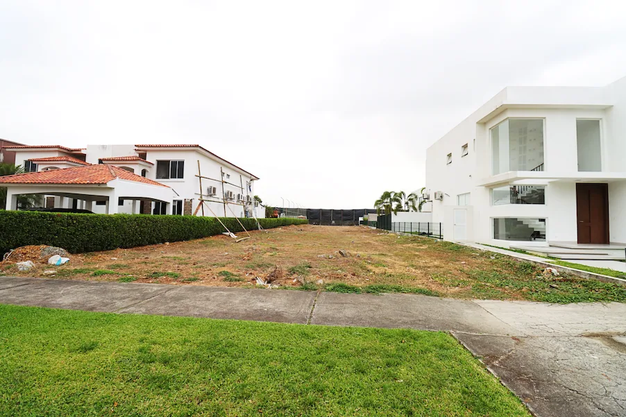 Terreno en venta ubicado en la Urbanización Mónaco, Isla Mocolí – Foto 1