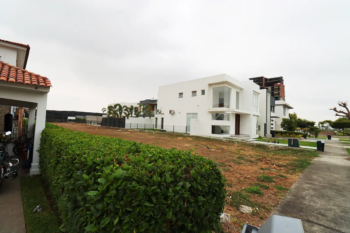 Terreno en venta ubicado en la Urbanización Mónaco, Isla Mocolí – Foto 5