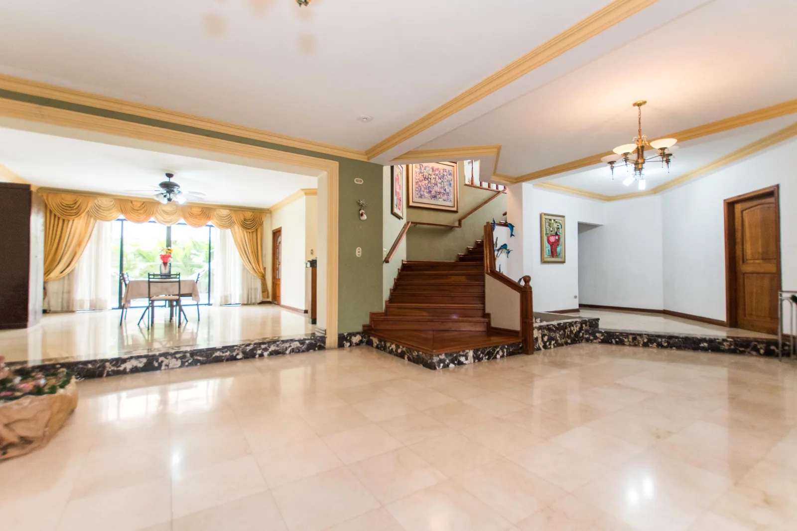 Casa de dos plantas con ático en venta ubicada en Vía Samborondón