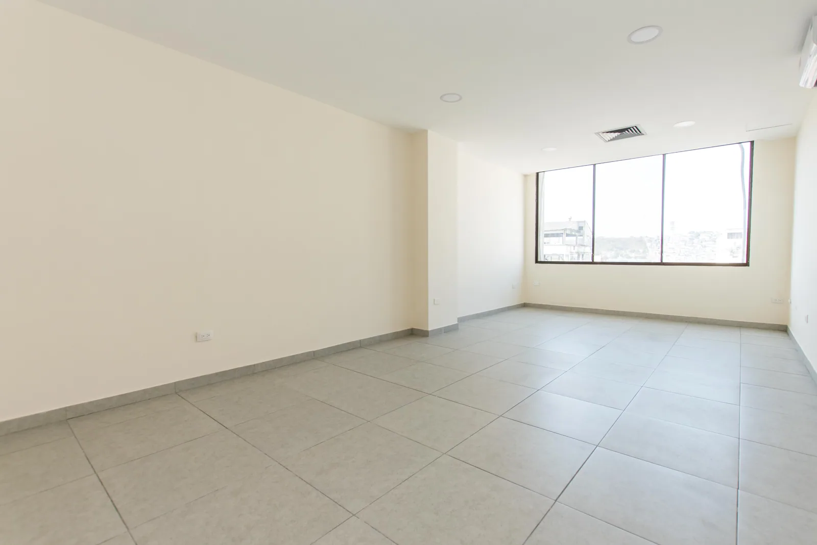 Oficina remodelada en alquiler en el Edificio Citibank, Centro de Guayaquil – Foto 1