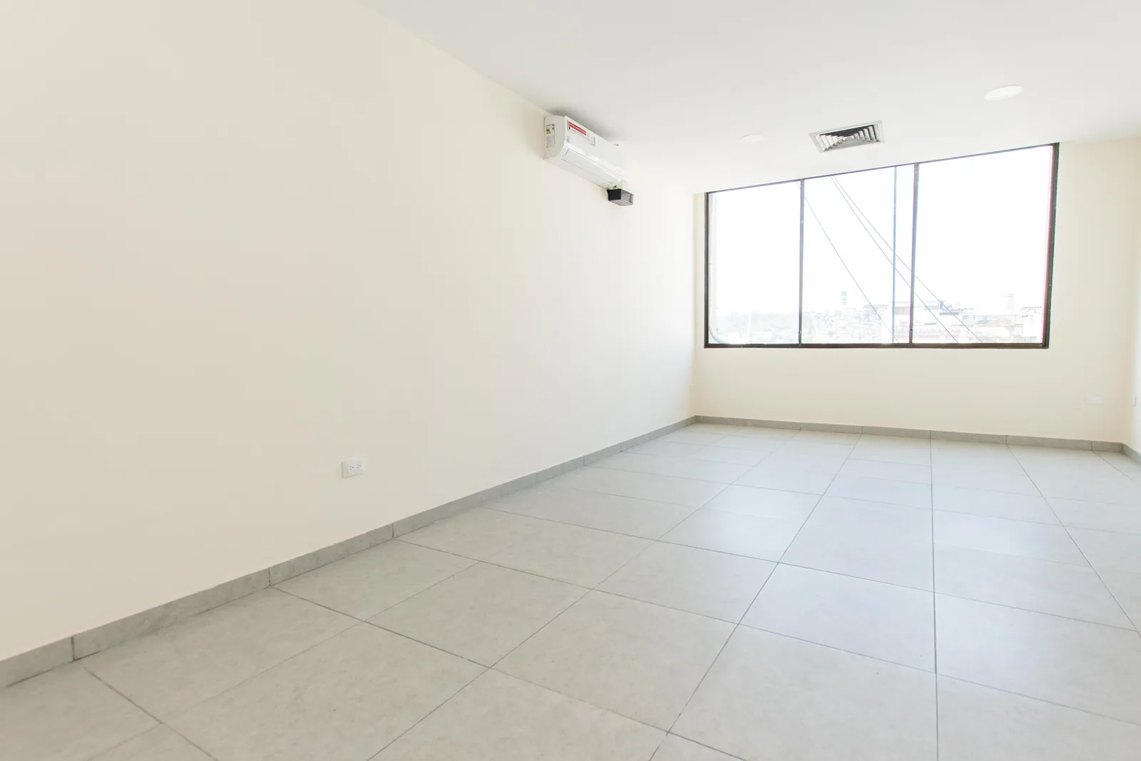 Oficina remodelada en alquiler en el Edificio Citibank, Centro de Guayaquil – Foto 2
