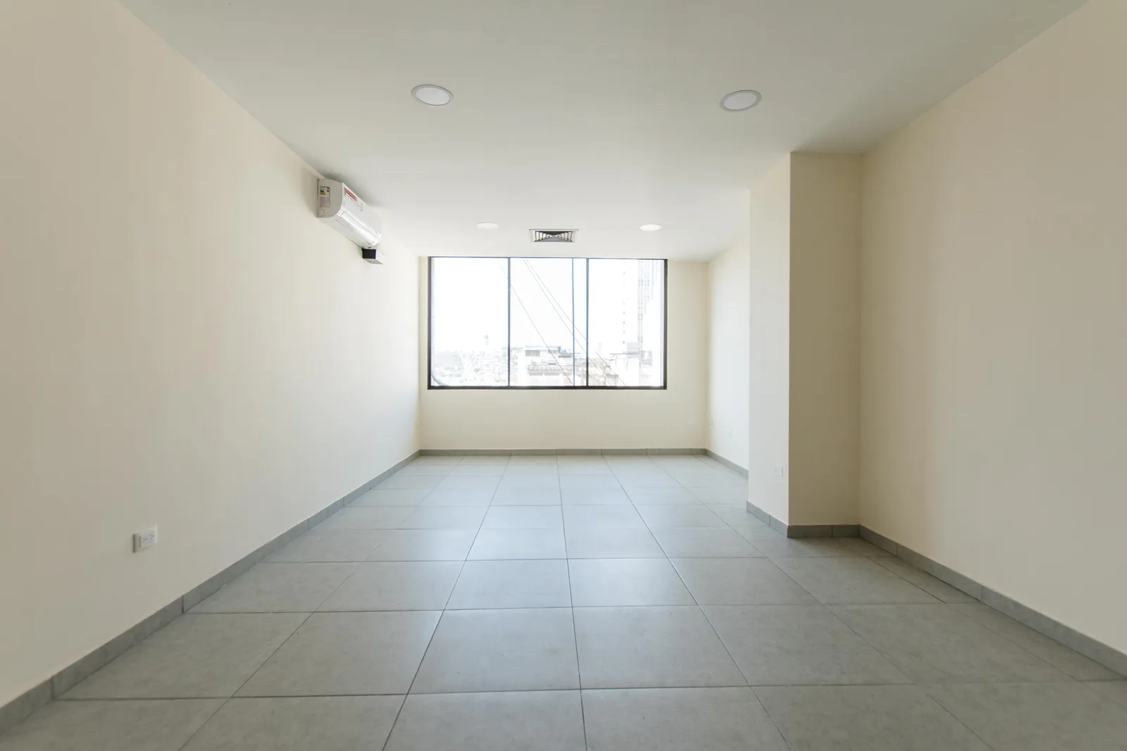Oficina remodelada en alquiler en el Edificio Citibank, Centro de Guayaquil – Foto 3