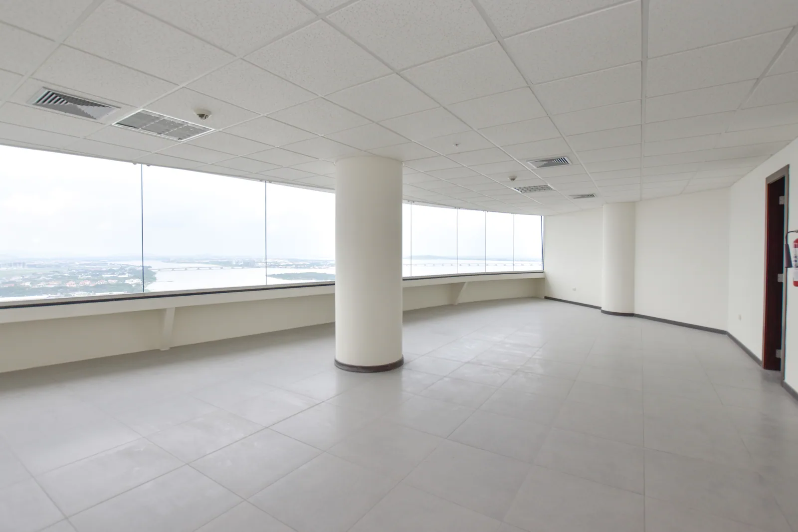 Oficina en alquiler ubicado en el Edificio The Point, Puerto Santa Ana – Foto 2