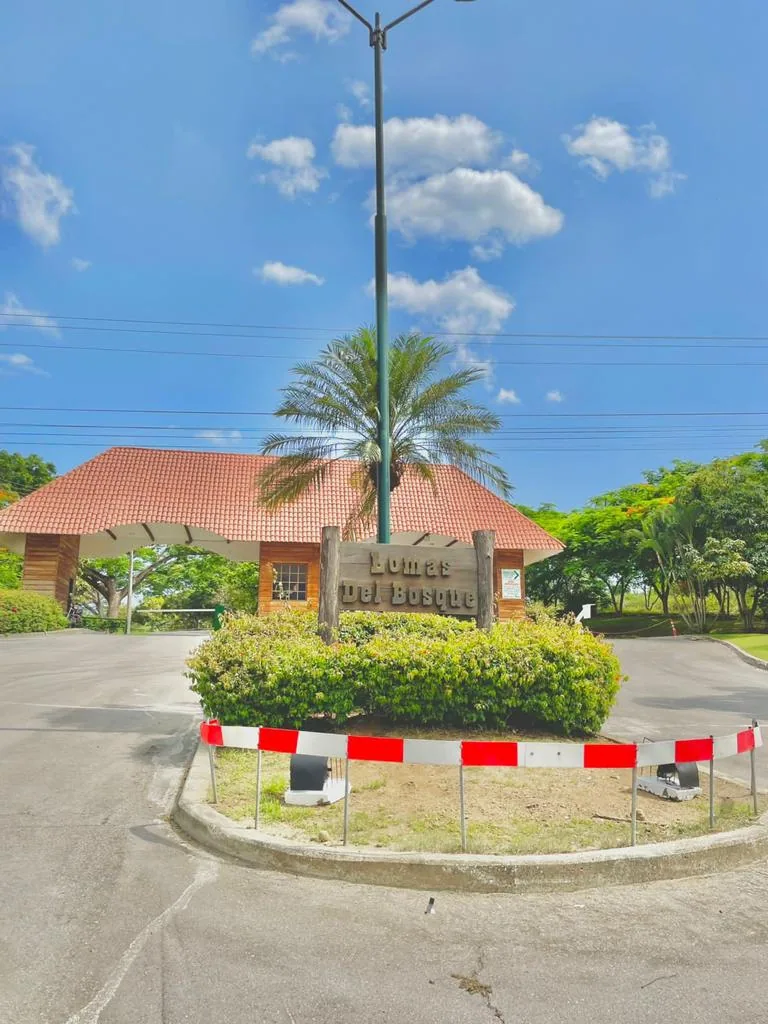 Solar en venta ubicado en Lomas del Bosque, Vía a la Costa