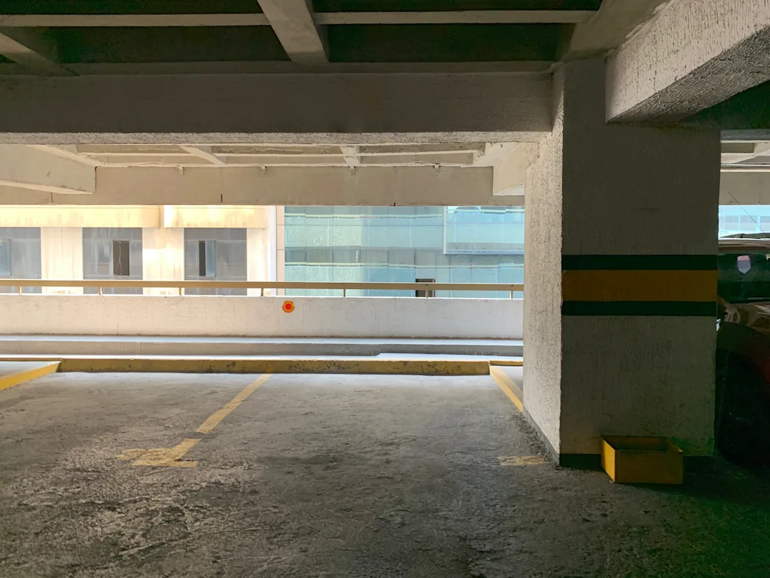 Parqueo en venta ubicado en el Edificio San Francisco 300, Centro de Guayaquil – Foto 1