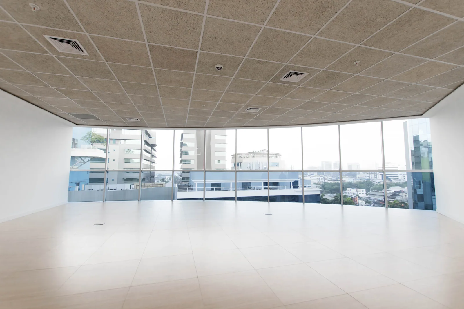 Oficina de estreno en venta en 100 Business Plaza, zona Mall del Sol – Foto 1