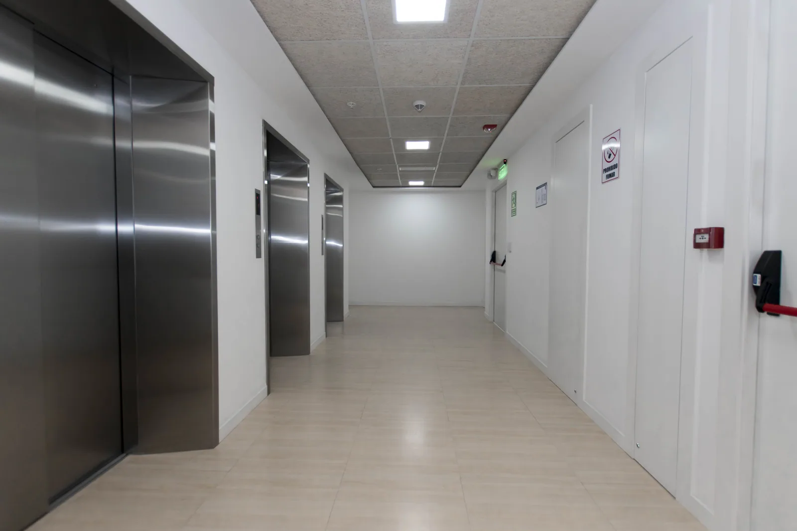 Oficina de estreno en venta en 100 Business Plaza, zona Mall del Sol – Foto 4