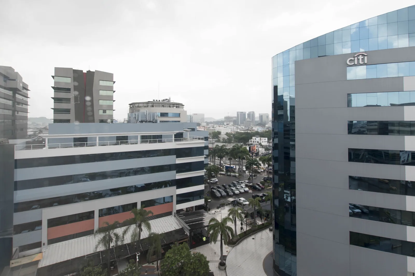 Oficina de estreno en venta en 100 Business Plaza, zona Mall del Sol – Foto 5