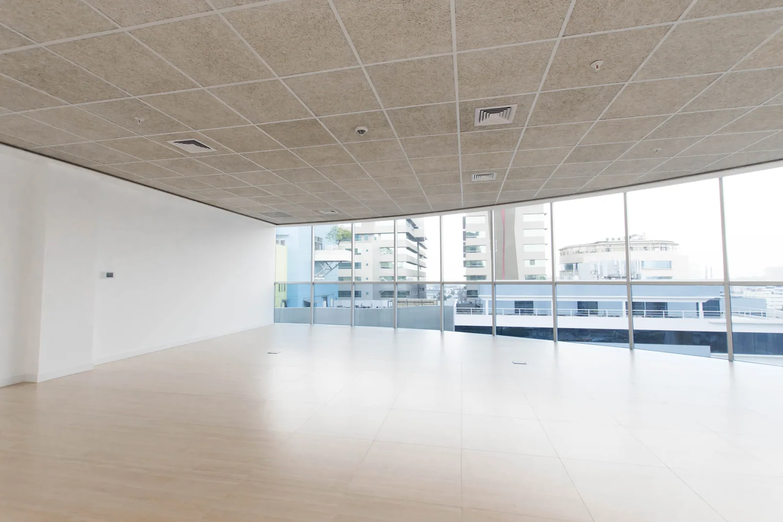 Oficina de estreno en venta en 100 Business Plaza, zona Mall del Sol – Foto 1