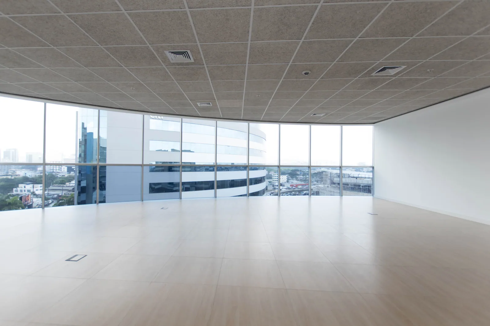 Oficina de estreno en venta en 100 Business Plaza, zona Mall del Sol – Foto 2