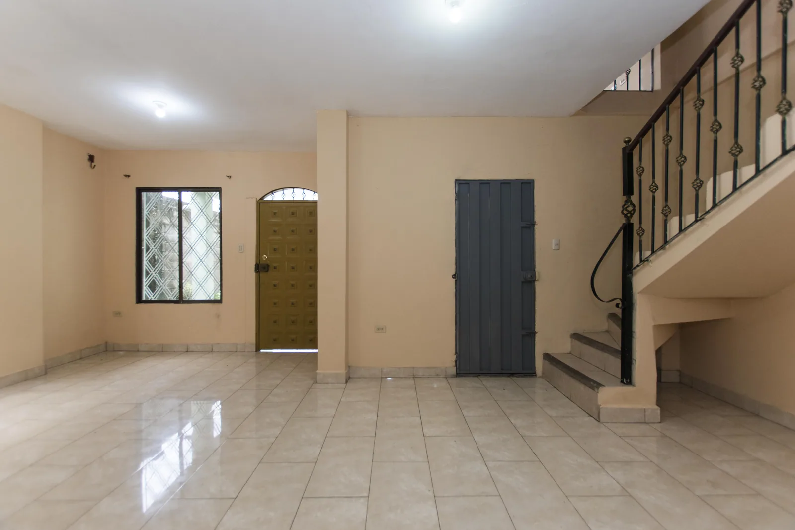 Casa en alquiler ubicada en Guayacanes, Norte de Guayaquil – Foto 3