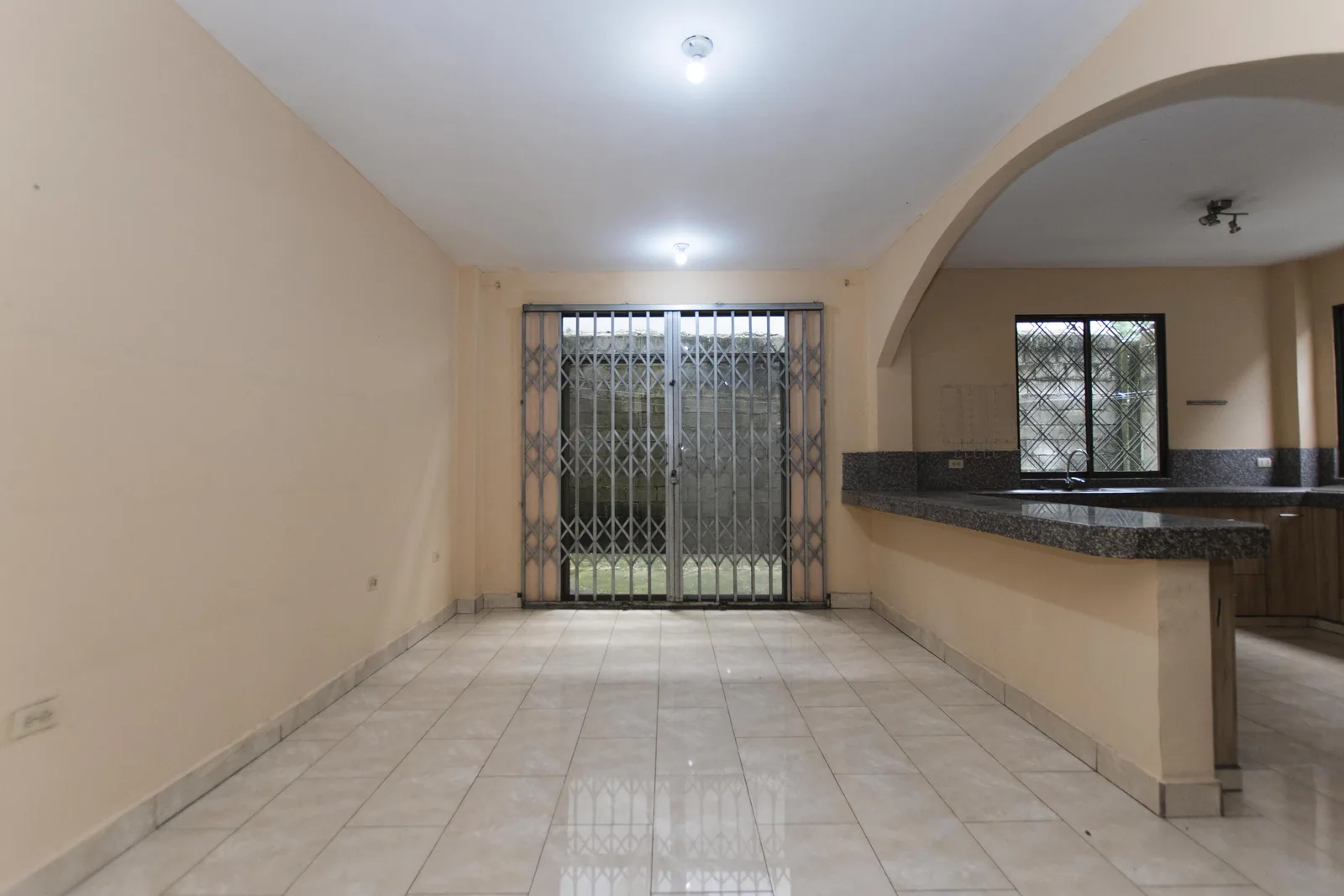Casa en alquiler ubicada en Guayacanes, Norte de Guayaquil – Foto 5