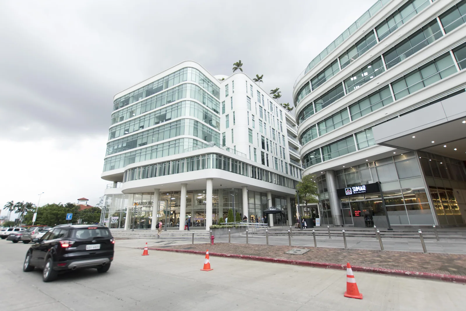 Departamento con Terraza en alquiler ubicado en Arcos Plaza, Samborondón  – Foto 1