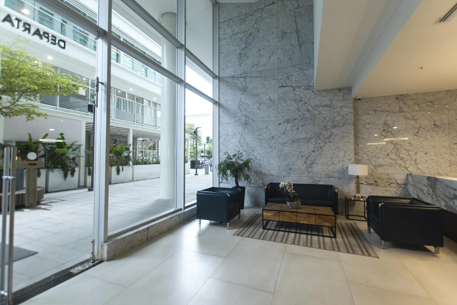 Departamento con Terraza en alquiler ubicado en Arcos Plaza, Samborondón  – Foto 3