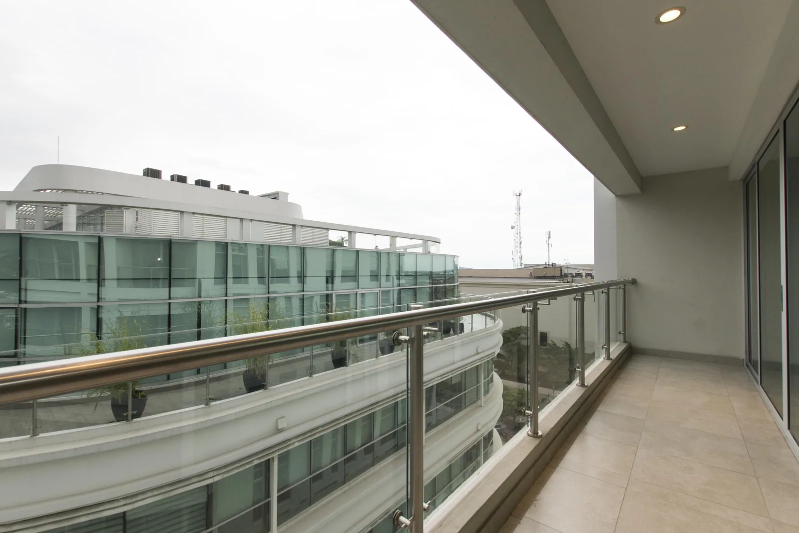 Departamento con Terraza en alquiler ubicado en Arcos Plaza, Samborondón  – Foto 4