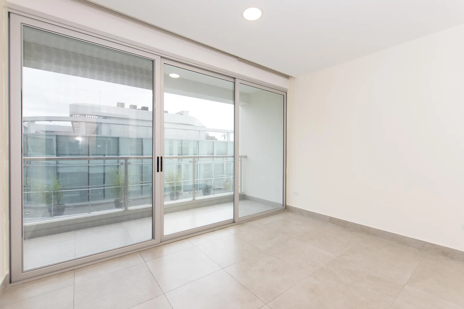 Departamento con Terraza en alquiler ubicado en Arcos Plaza, Samborondón  – Foto 5