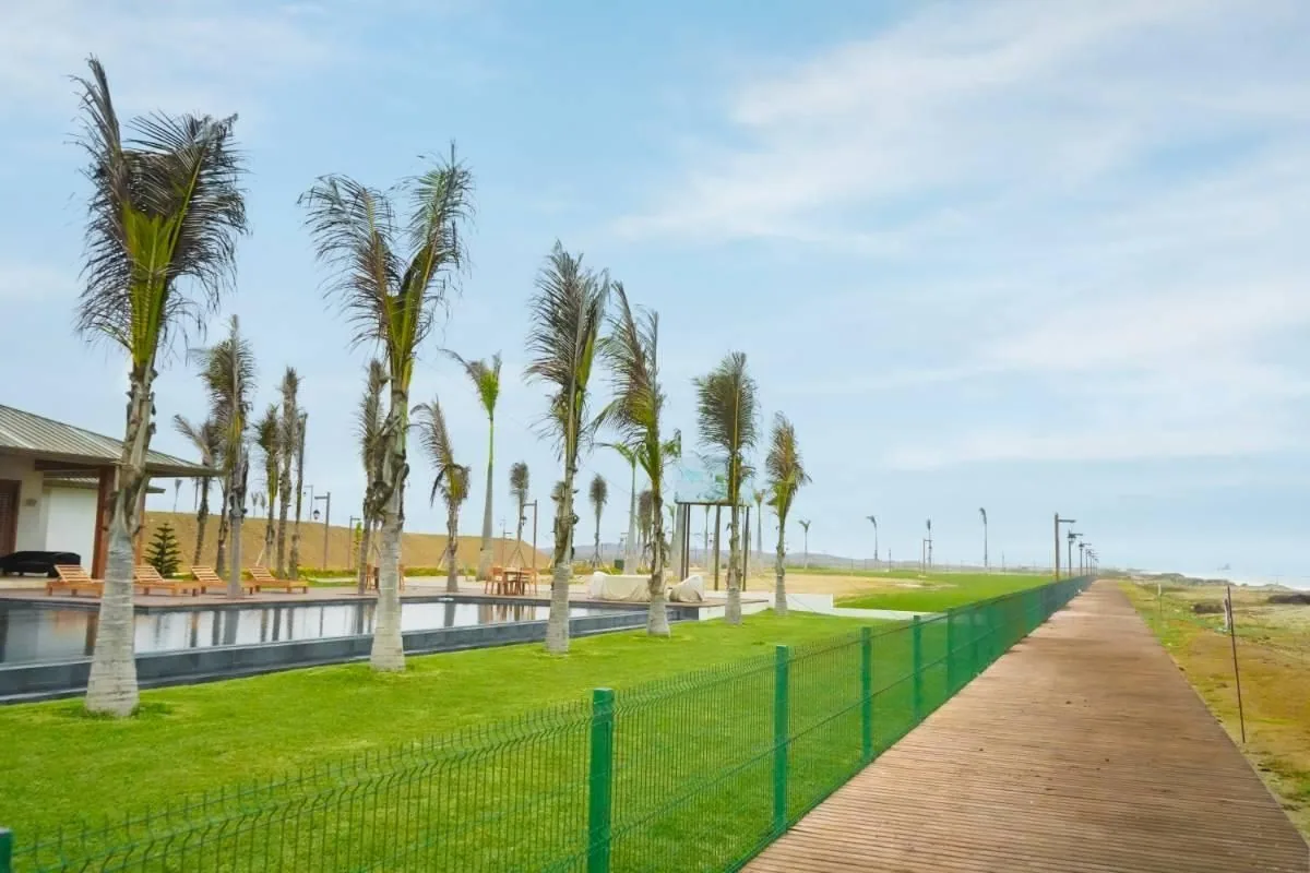 Terreno en venta frente a la Laguna Cristalina en Karibao, Playas, Ecuador – Foto 1