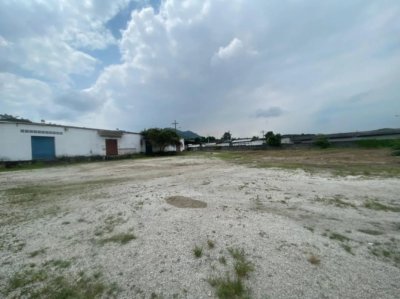 Terreno comercial con bodegas y oficinas en alquiler en Vía a la Costa – Foto 1
