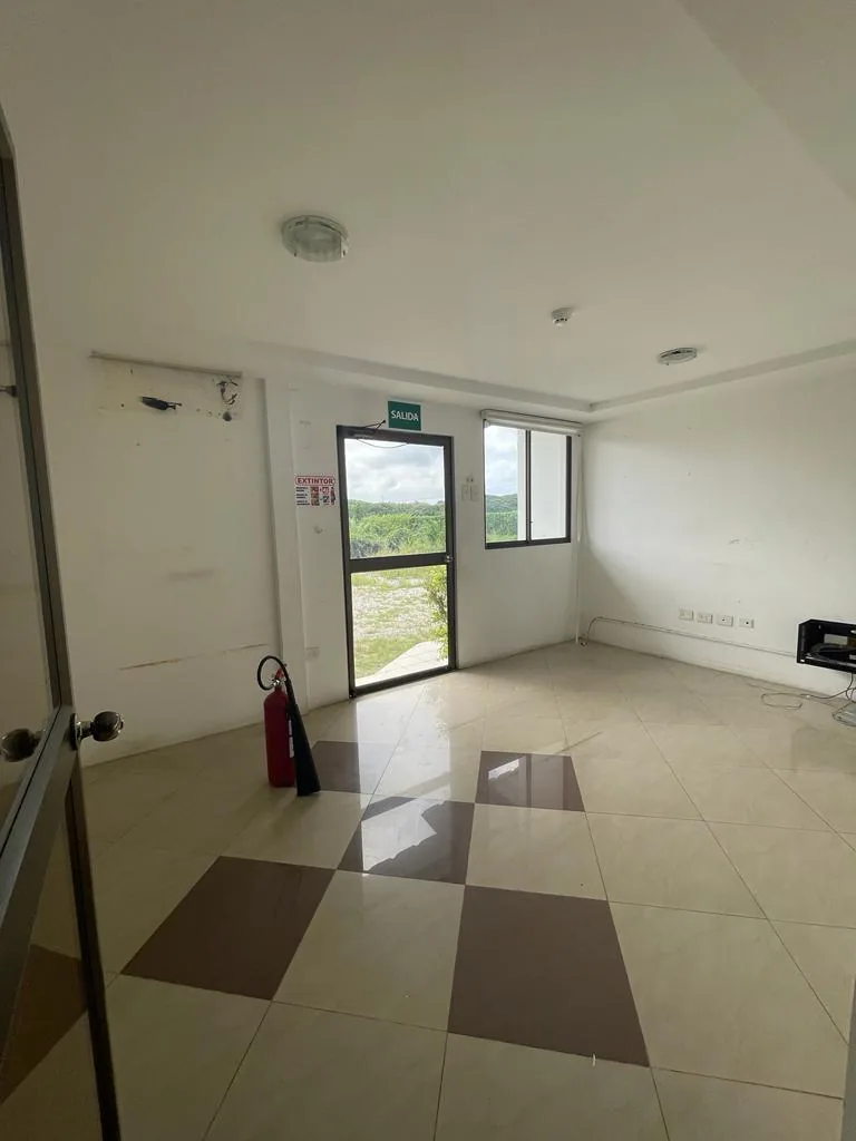 Terreno comercial con bodegas y oficinas en alquiler en Vía a la Costa – Foto 5