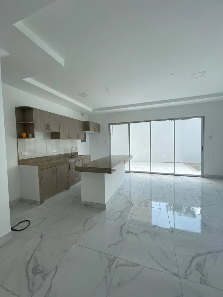 Casa de estreno en venta ubicada en al Urbanización Santa Cecilia, Ceibos – Foto 1