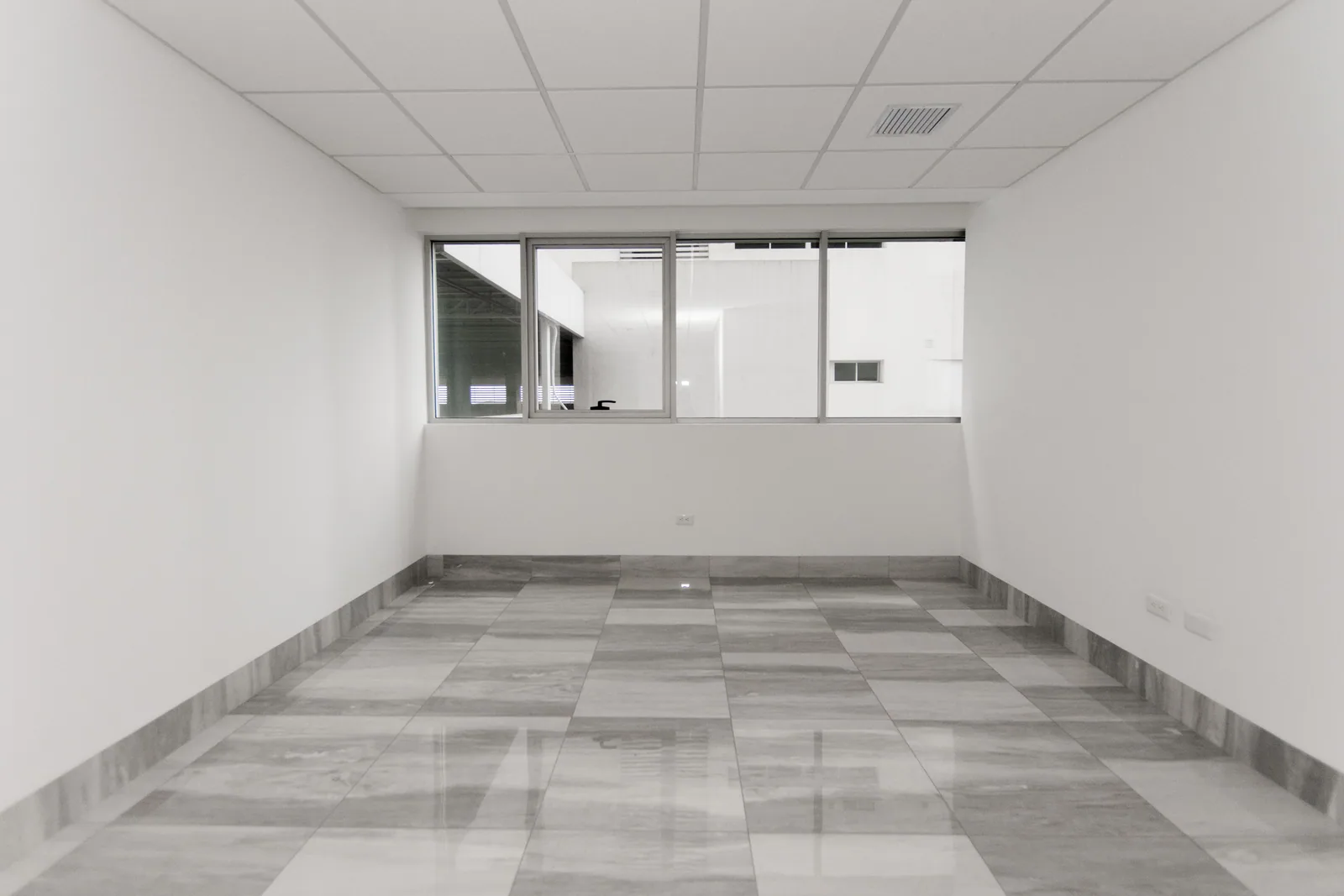 Oficina en alquiler ubicada en el Edificio Platinum II, Samborondón – Foto 2