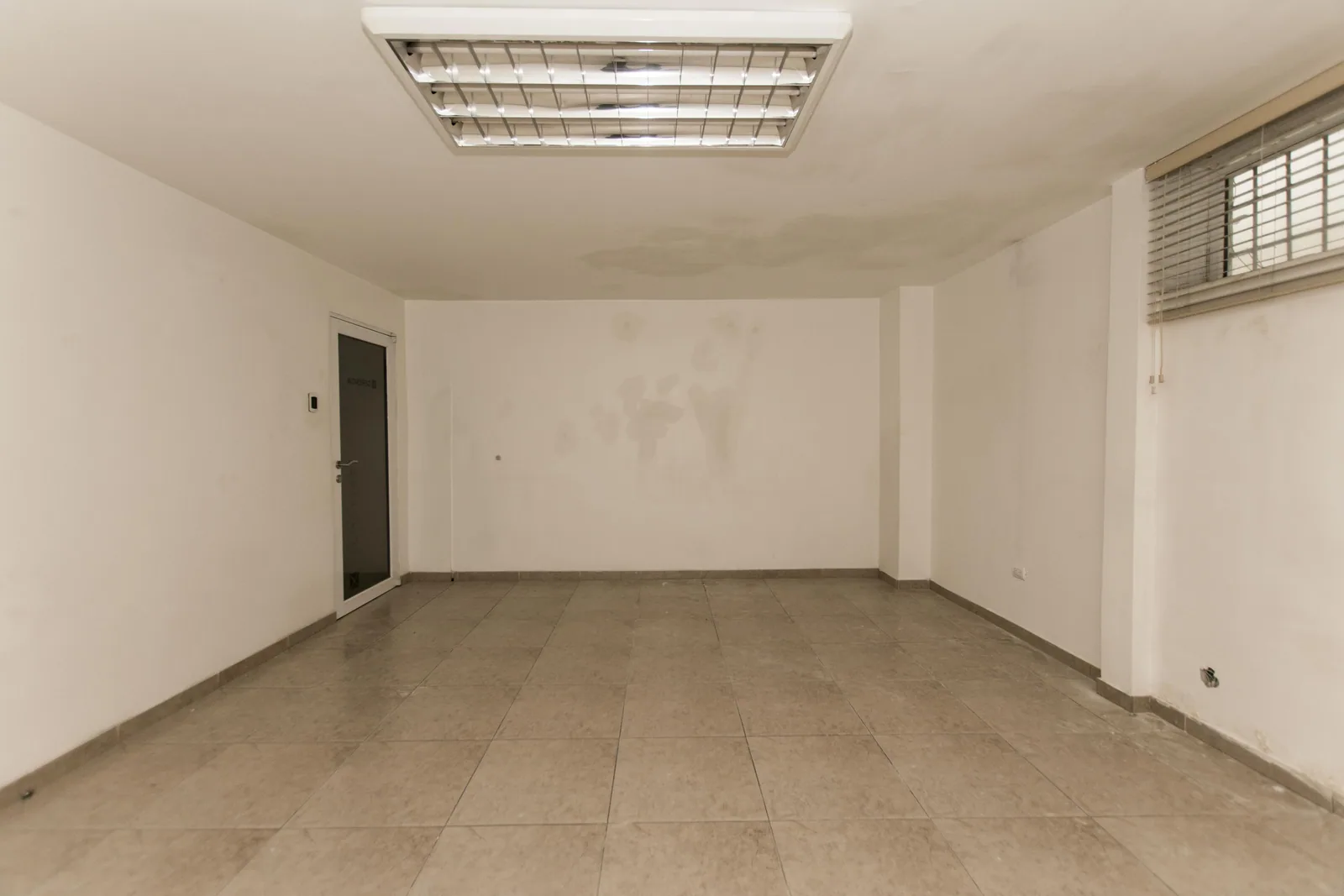 Oficina con divisiones en alquiler ubicada en Urdesa – Foto 4