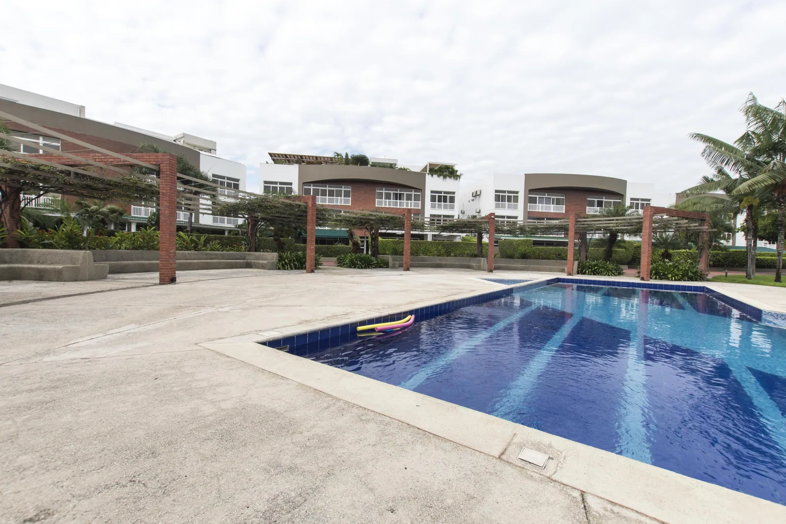 Departamento de estreno en venta ubicado en la Urbanización Jade, vía Samborondón