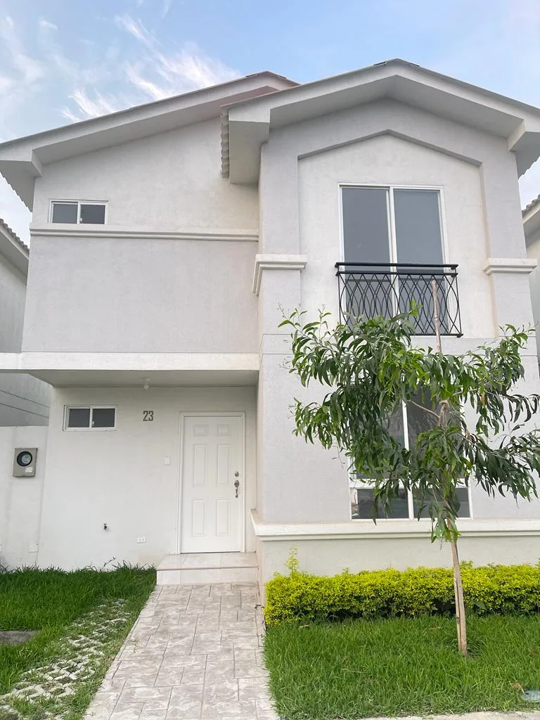 Casa de estreno en alquiler ubicada en la Urbanización Casa Laguna, Etapa Brisas