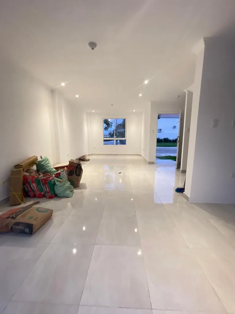 Casa de estreno en alquiler ubicada en la Urbanización Casa Laguna, Etapa Brisas – Foto 2