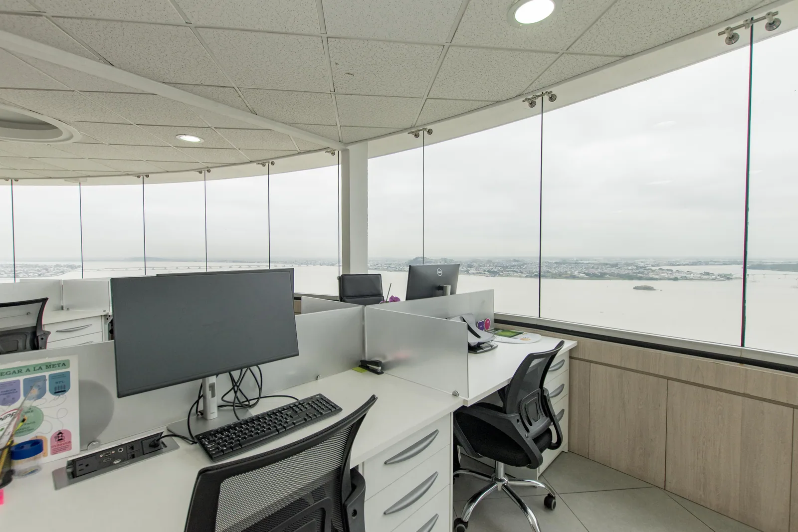 Oficina en venta ubicada en el Edificio The Point, Puerto Santa Ana – Foto 1