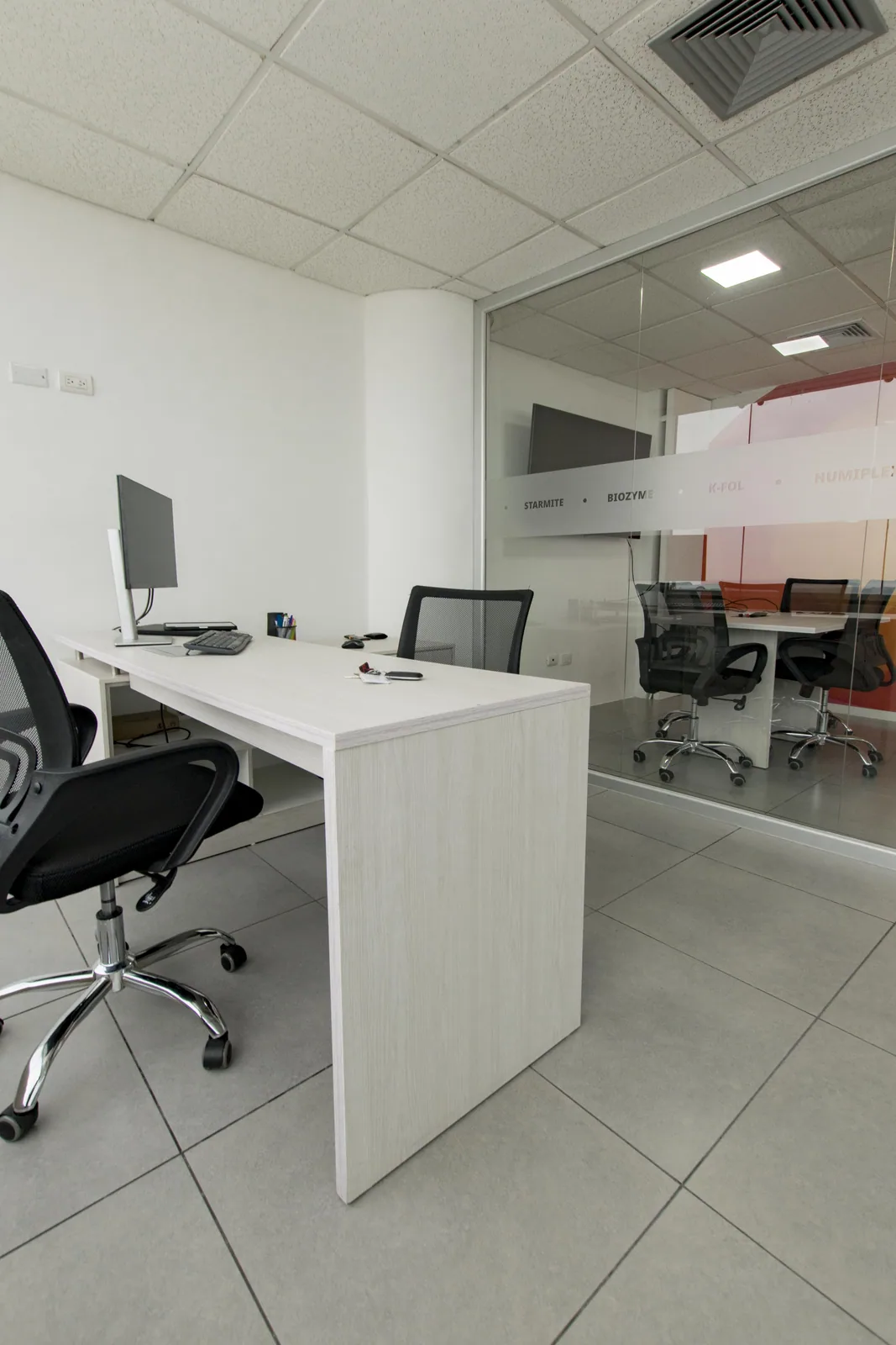 Oficina en venta ubicada en el Edificio The Point, Puerto Santa Ana – Foto 2