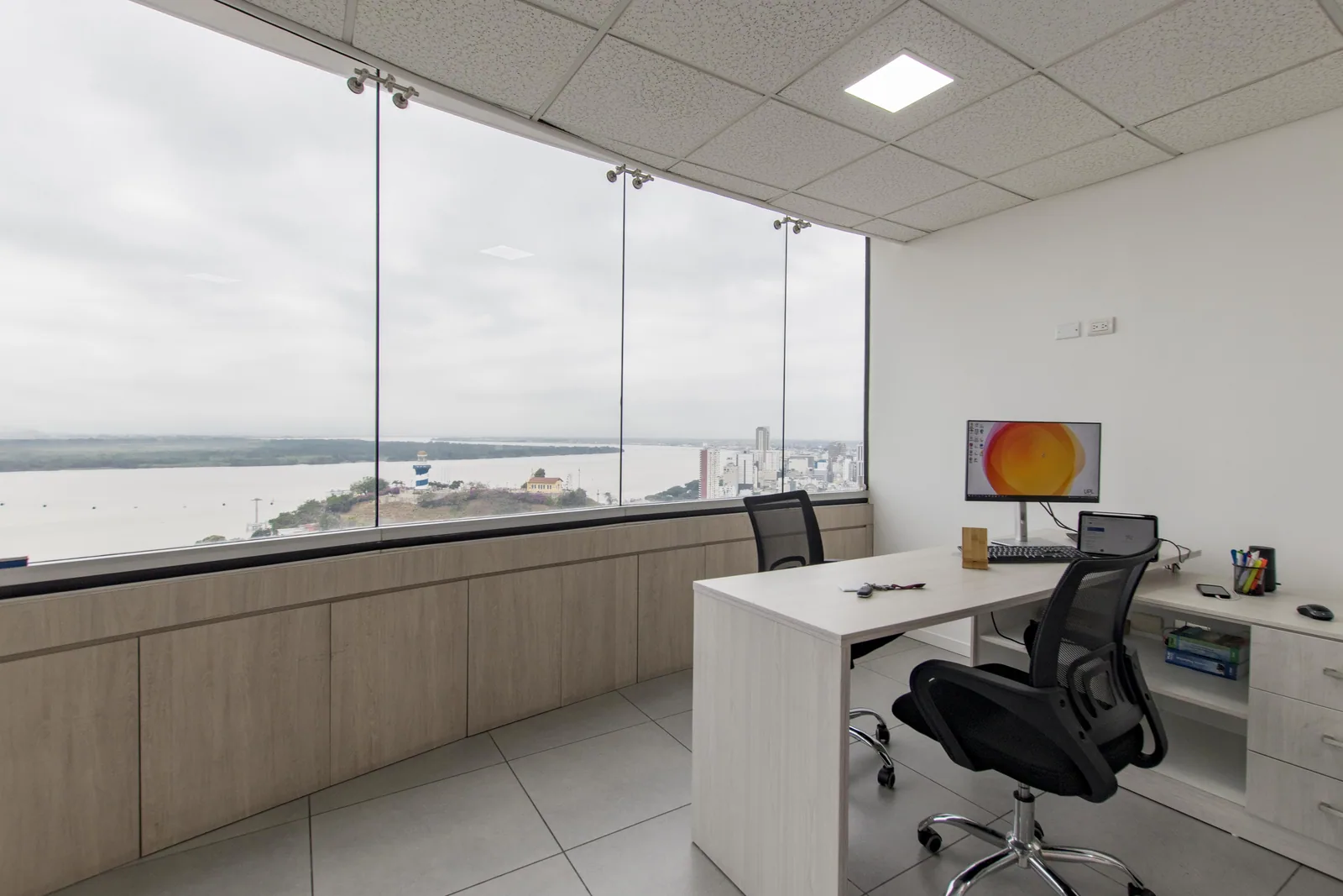 Oficina en venta ubicada en el Edificio The Point, Puerto Santa Ana – Foto 3